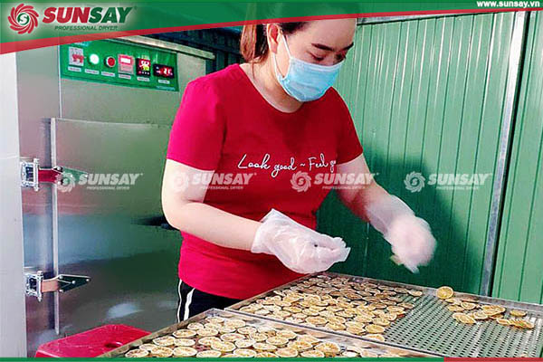 Fresh lemons are placed in a drying tray