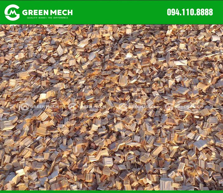 Wood chips exported from wood chipper GREEN MECH