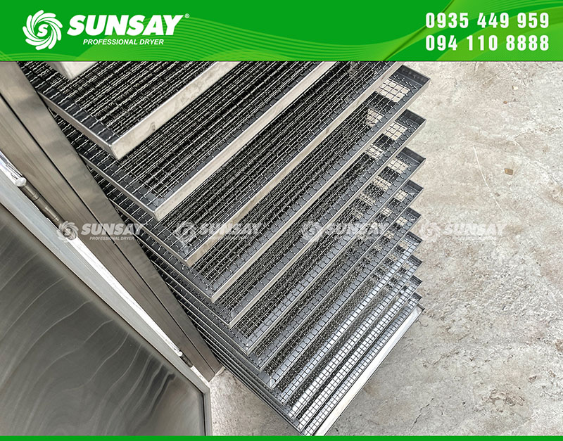 The mesh drying tray is made of 304 stainless steel to ensure hygiene.