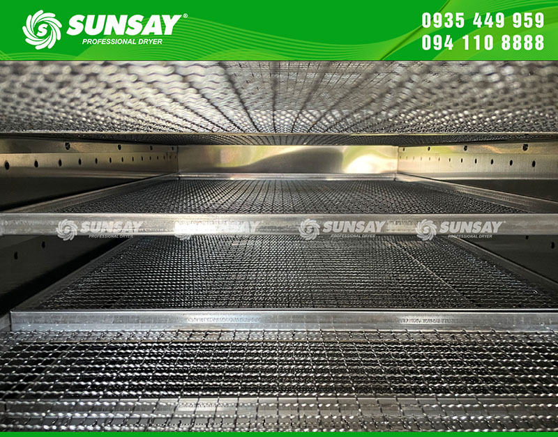 The drying tray is made of stainless SUS 304, ensuring food hygiene, the distance between trays is enough for air to circulate throughout the product.